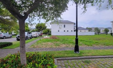 Terreno Esquinero en Venta Frente al Lago Central – Aires del Batán, Samborondón