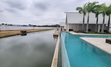 Terreno Esquinero en Venta Frente al Lago Central – Aires del Batán, Samborondón