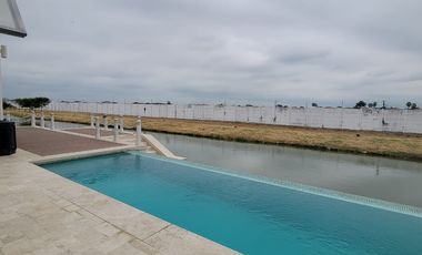 Terreno Esquinero en Venta Frente al Lago Central – Aires del Batán, Samborondón