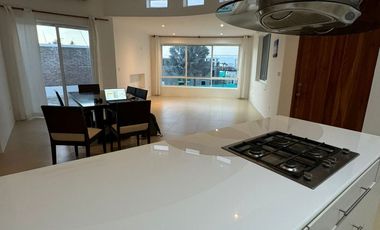 Casa Elegante y espaciosa con vista al mar en Renta.