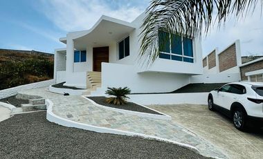 Casa Elegante y espaciosa con vista al mar en Renta.