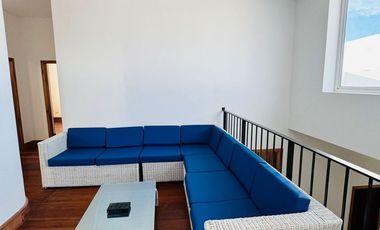 Casa Elegante y espaciosa con vista al mar en Renta.