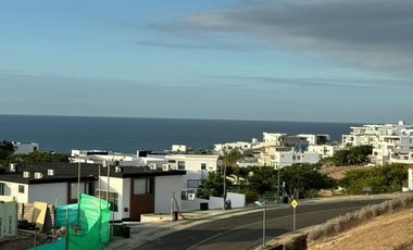 Casa Elegante y espaciosa con vista al mar en Renta.