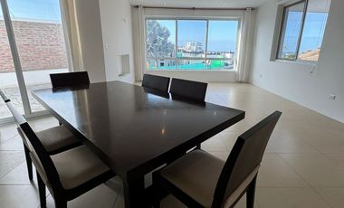 Casa Elegante y espaciosa con vista al mar en Renta.