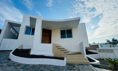 Casa Elegante y espaciosa con vista al mar en Renta.