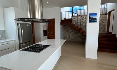 Casa Elegante y espaciosa con vista al mar en Renta.