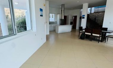 Casa Elegante y espaciosa con vista al mar en Renta.