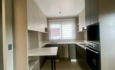 ARRIENDA ESTA HERMOSA CASA UBICADA EN QUILAMAPU, SECTOR APACIBLE Y TRANQUILO CON EXELENTE CONECTIVIDAD