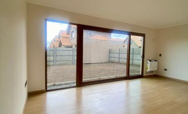 ARRIENDA ESTA HERMOSA CASA UBICADA EN QUILAMAPU, SECTOR APACIBLE Y TRANQUILO CON EXELENTE CONECTIVIDAD