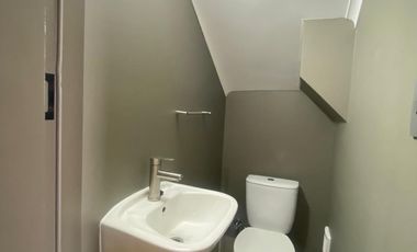 ARRIENDA ESTA HERMOSA CASA UBICADA EN QUILAMAPU, SECTOR APACIBLE Y TRANQUILO CON EXELENTE CONECTIVIDAD