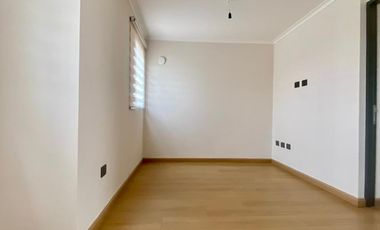 ARRIENDA ESTA HERMOSA CASA UBICADA EN QUILAMAPU, SECTOR APACIBLE Y TRANQUILO CON EXELENTE CONECTIVIDAD