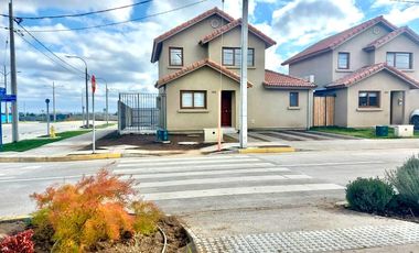 ARRIENDA ESTA HERMOSA CASA UBICADA EN QUILAMAPU, SECTOR APACIBLE Y TRANQUILO CON EXELENTE CONECTIVIDAD