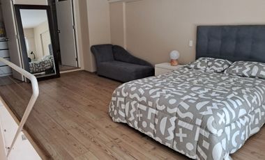 Dúplex Amoblado un Dormitorio 70m2 Cochera y Vista a la Calle en Alquiler en Miraflores