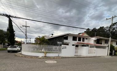 Venta de Amplia y  Bonita Casa  - Ubicada en Cdla. Ingenieros | Cuenca
