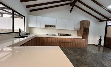Venta de Amplia y  Bonita Casa  - Ubicada en Cdla. Ingenieros | Cuenca