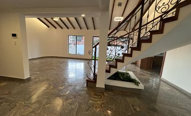 Venta de Amplia y  Bonita Casa  - Ubicada en Cdla. Ingenieros | Cuenca