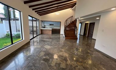 Venta de Amplia y  Bonita Casa  - Ubicada en Cdla. Ingenieros | Cuenca