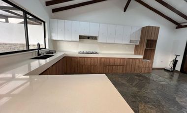 Venta de Amplia y  Bonita Casa  - Ubicada en Cdla. Ingenieros | Cuenca