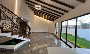 Venta de Amplia y  Bonita Casa  - Ubicada en Cdla. Ingenieros | Cuenca