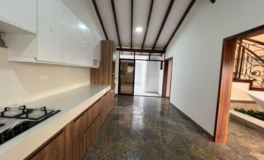 Venta de Amplia y  Bonita Casa  - Ubicada en Cdla. Ingenieros | Cuenca