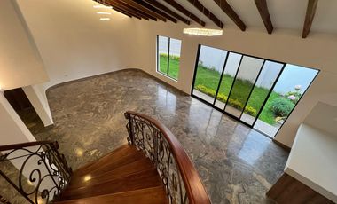 Venta de Amplia y  Bonita Casa  - Ubicada en Cdla. Ingenieros | Cuenca