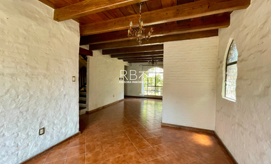 Casa en Venta con Estilo Medieval y Terraza Privada