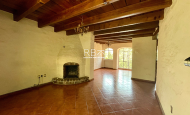 Casa en Venta con Estilo Medieval y Terraza Privada