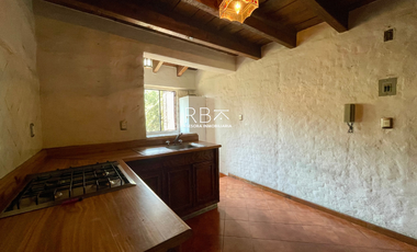 Casa en Venta con Estilo Medieval y Terraza Privada