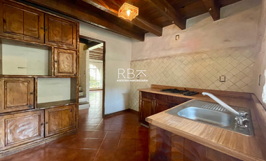 Casa en Venta con Estilo Medieval y Terraza Privada