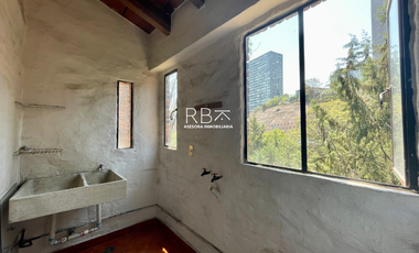 Casa en Venta con Estilo Medieval y Terraza Privada