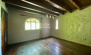 Casa en Venta con Estilo Medieval y Terraza Privada