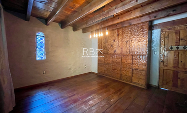 Casa en Venta con Estilo Medieval y Terraza Privada