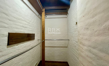 Casa en Venta con Estilo Medieval y Terraza Privada