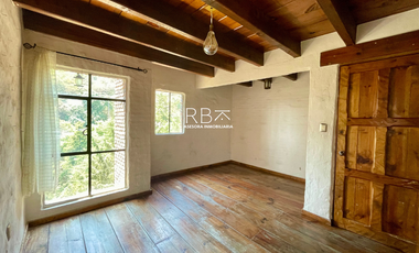 Casa en Venta con Estilo Medieval y Terraza Privada