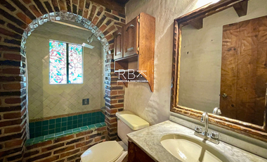 Casa en Venta con Estilo Medieval y Terraza Privada