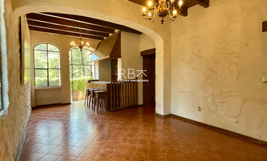 Casa en Venta con Estilo Medieval y Terraza Privada