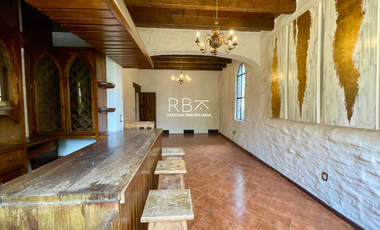 Casa en Venta con Estilo Medieval y Terraza Privada