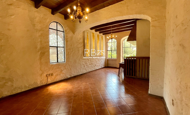 Casa en Venta con Estilo Medieval y Terraza Privada