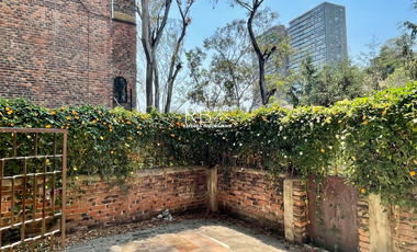 Casa en Venta con Estilo Medieval y Terraza Privada