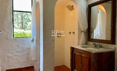 Casa en Venta con Estilo Medieval y Terraza Privada