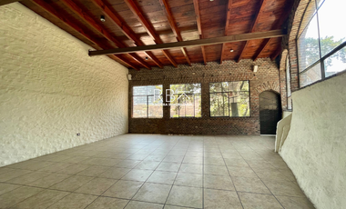 Casa en Venta con Estilo Medieval y Terraza Privada