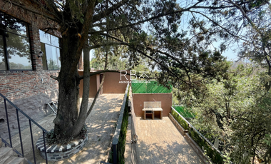 Casa en Venta con Estilo Medieval y Terraza Privada