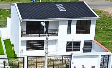 VENTA AMPLIA CASA UBICADA EN PIRINCAY – VÍA PAUTE