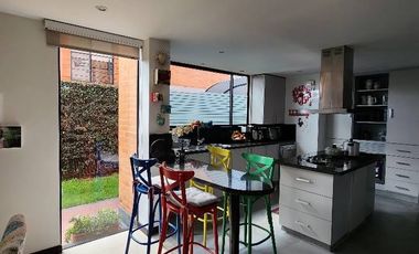 CHIA VENDO CASA HERMOSA DE  3 PISOS CON AREA DE CONSTRUCCION DE  330mts+25 terraza, lote 432 mts 5 habitaciones +cuarto de servicio,parqueadero 3 auto
