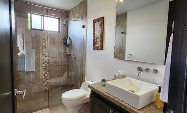 CHIA VENDO CASA HERMOSA DE  3 PISOS CON AREA DE CONSTRUCCION DE  330mts+25 terraza, lote 432 mts 5 habitaciones +cuarto de servicio,parqueadero 3 auto