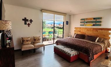 CHIA VENDO CASA HERMOSA DE  3 PISOS CON AREA DE CONSTRUCCION DE  330mts+25 terraza, lote 432 mts 5 habitaciones +cuarto de servicio,parqueadero 3 auto