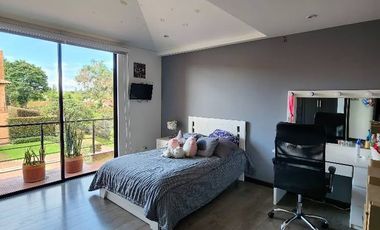 CHIA VENDO CASA HERMOSA DE  3 PISOS CON AREA DE CONSTRUCCION DE  330mts+25 terraza, lote 432 mts 5 habitaciones +cuarto de servicio,parqueadero 3 auto
