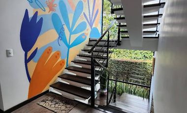 CHIA VENDO CASA HERMOSA DE  3 PISOS CON AREA DE CONSTRUCCION DE  330mts+25 terraza, lote 432 mts 5 habitaciones +cuarto de servicio,parqueadero 3 auto