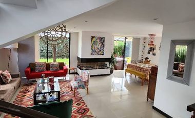 CHIA VENDO CASA HERMOSA DE  3 PISOS CON AREA DE CONSTRUCCION DE  330mts+25 terraza, lote 432 mts 5 habitaciones +cuarto de servicio,parqueadero 3 auto