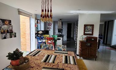 CHIA VENDO CASA HERMOSA DE  3 PISOS CON AREA DE CONSTRUCCION DE  330mts+25 terraza, lote 432 mts 5 habitaciones +cuarto de servicio,parqueadero 3 auto